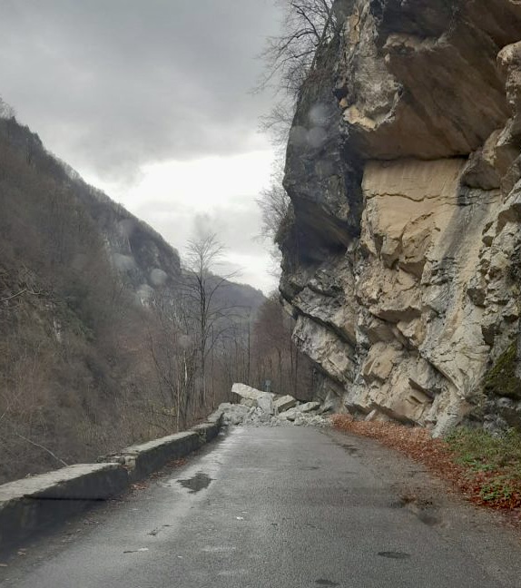 Drum blocat între Obârșia Cloșani și Herculane